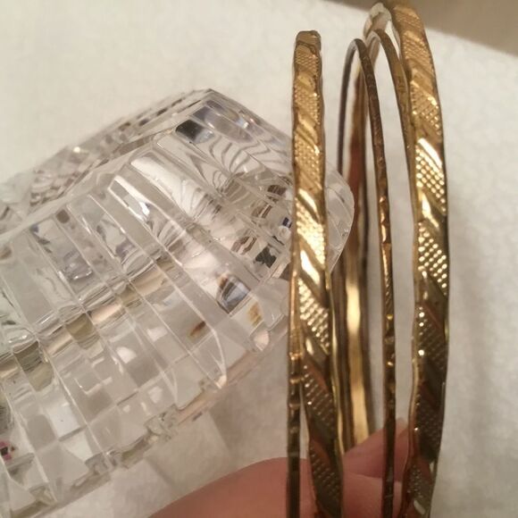 Bundle of 5 Goldtone Bangle Bracelets - Picture 5 of 7